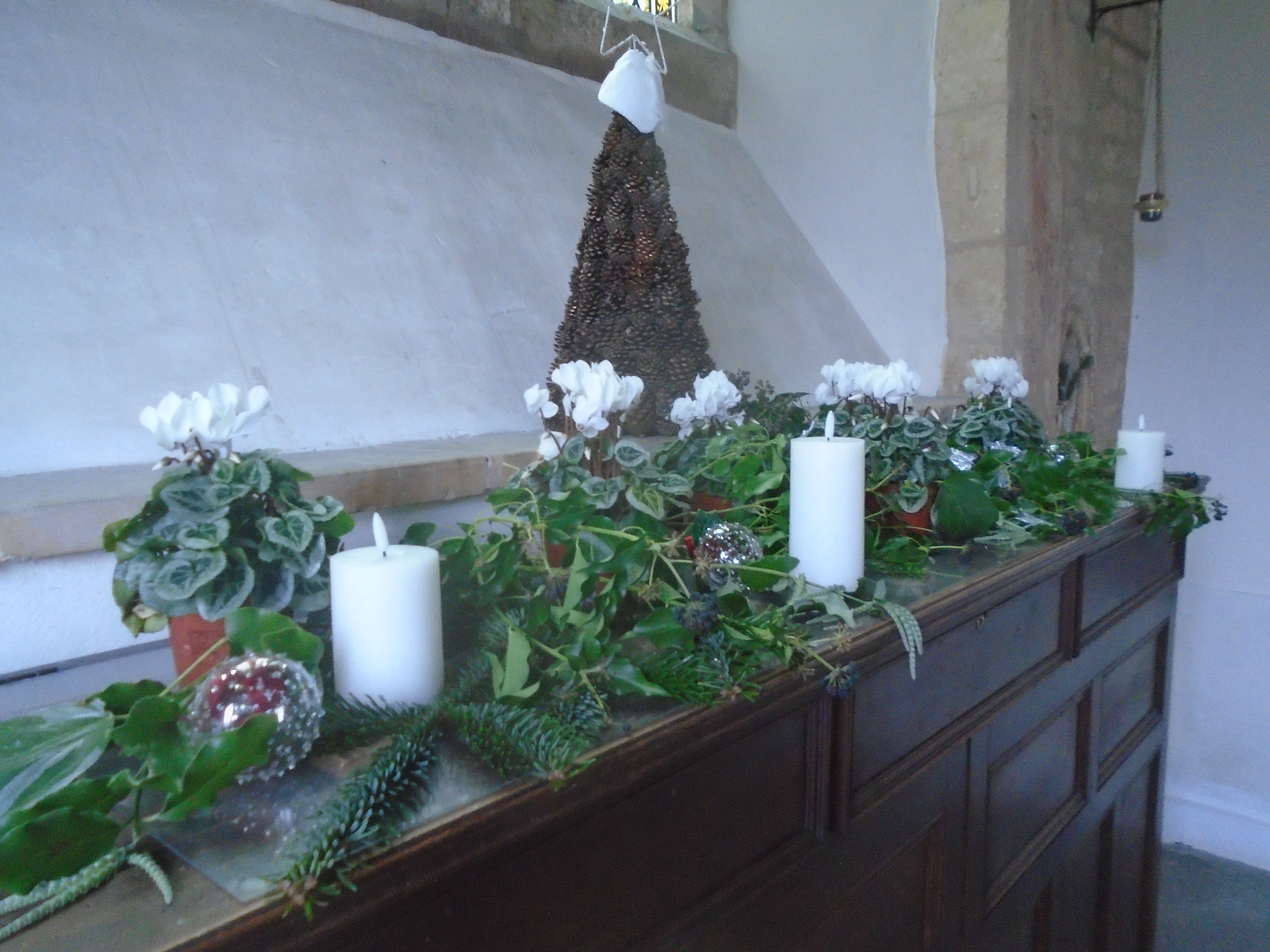 Christmas Flowers Willersey Church 2023 33