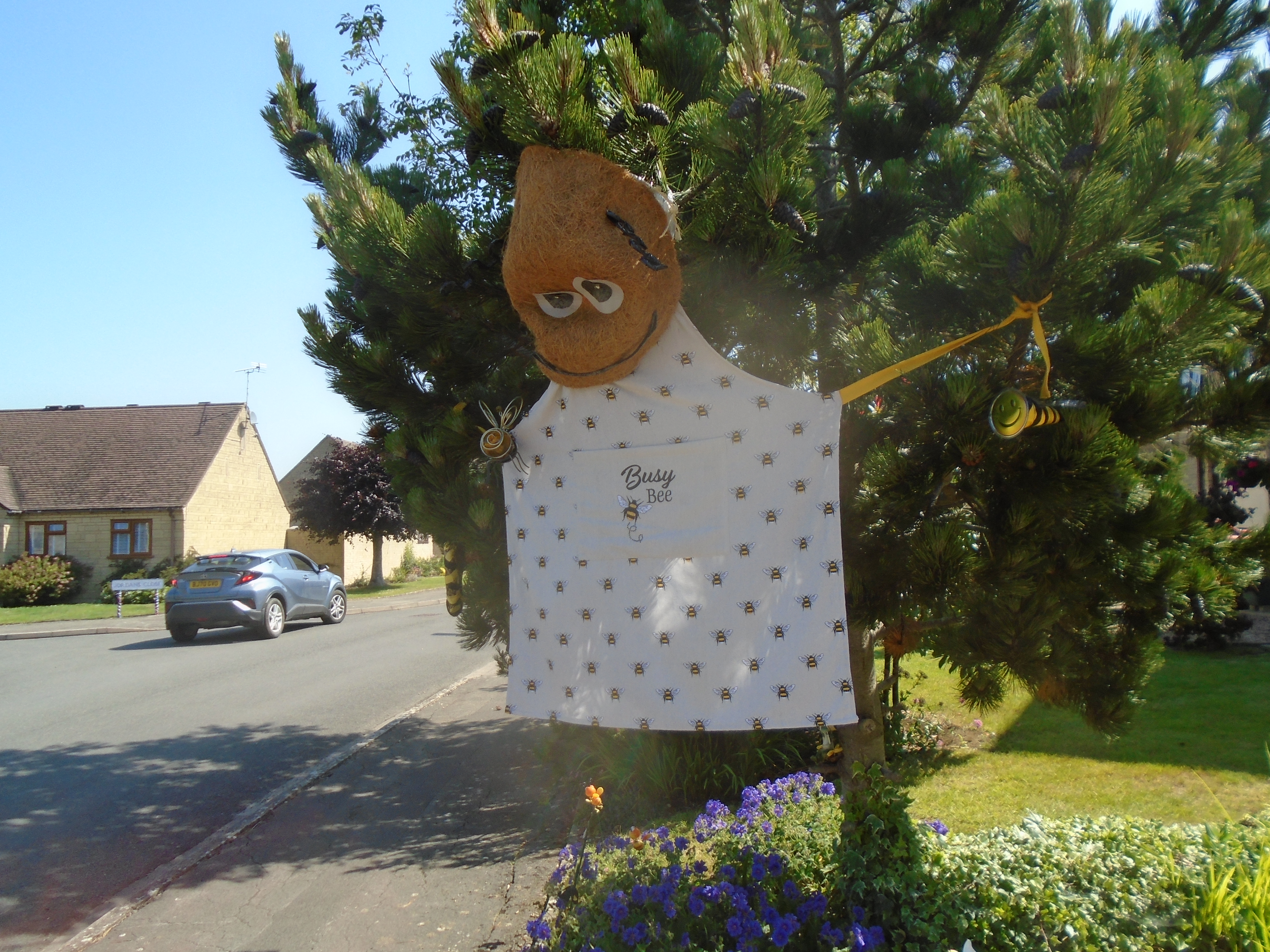 Willersey Scarecrows 202206 Busy Bees